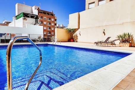 Útilaug, opið kl. 09:00 til kl. 21:00, sólhlífar, sólstólar