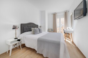 Edredones de plumas, minibar, caja fuerte y escritorio