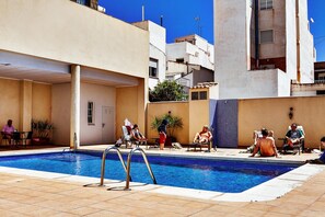 Outdoor pool, open 9 AM to 9 PM, pool umbrellas, sun loungers - Hotel Madrid (Torrevieja)