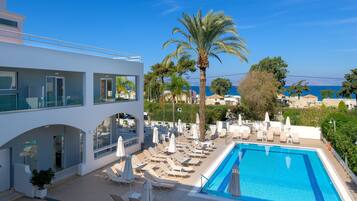 3 utomhuspooler, parasoller och solstolar