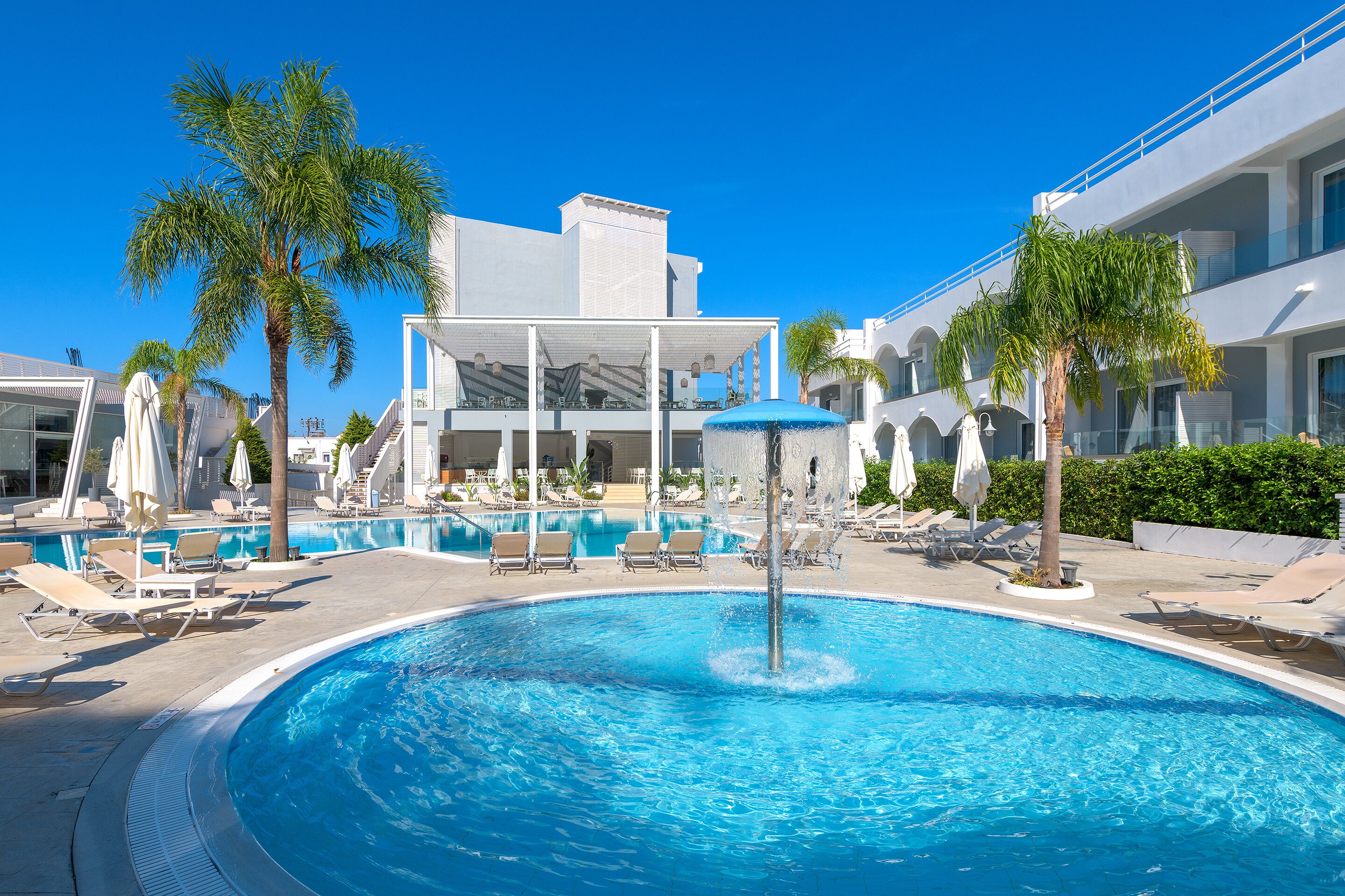 3 piscines extérieures, parasols de plage, chaises longues