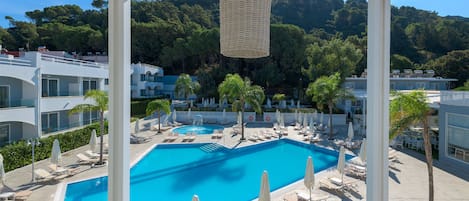 2 piscines extérieures, parasols de plage, chaises longues