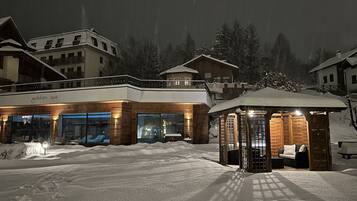 Couples treatment room(s), body treatments, body wraps, facials