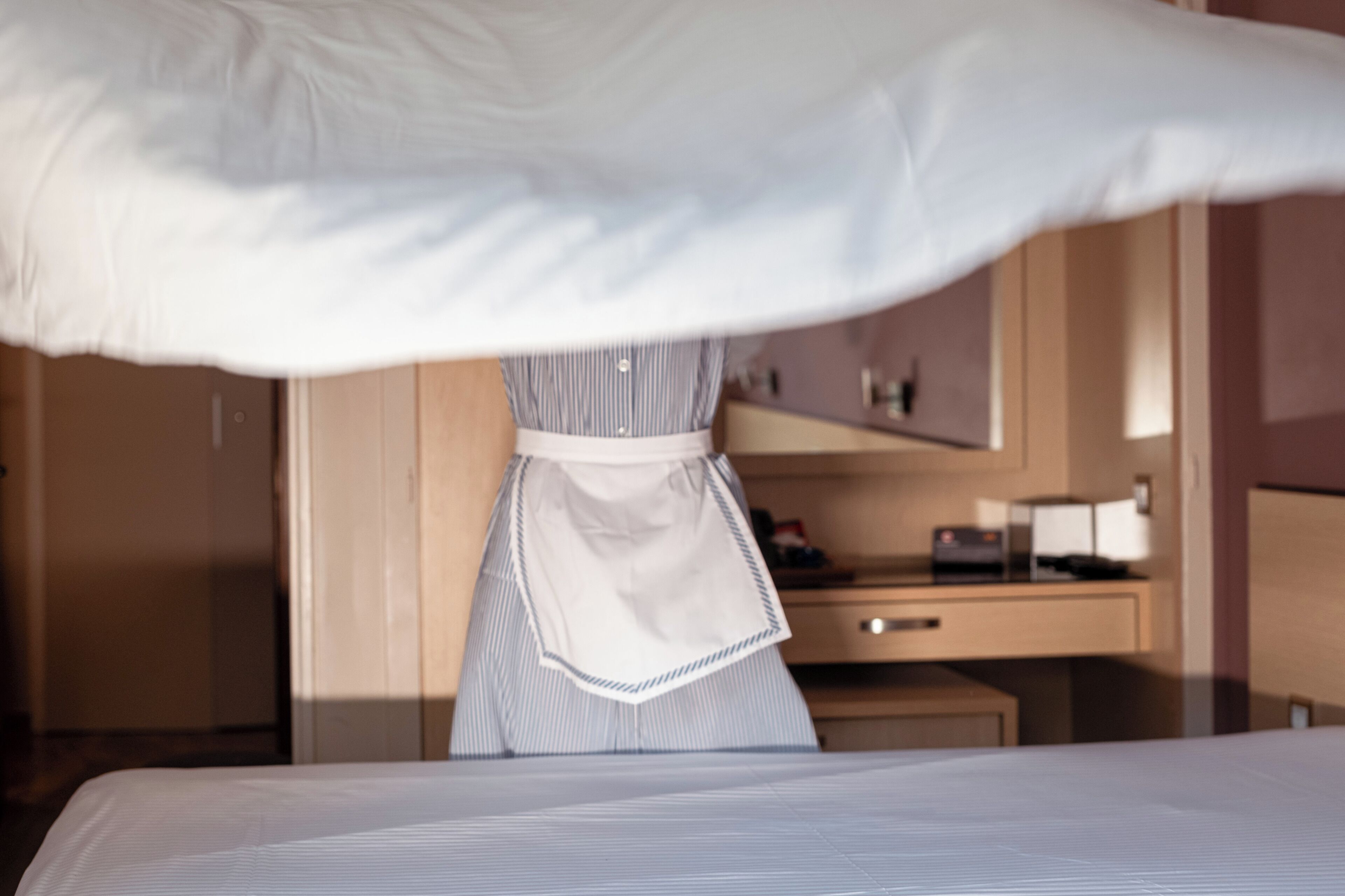 Et hotelværelse med seng, skrivebord og minibar.