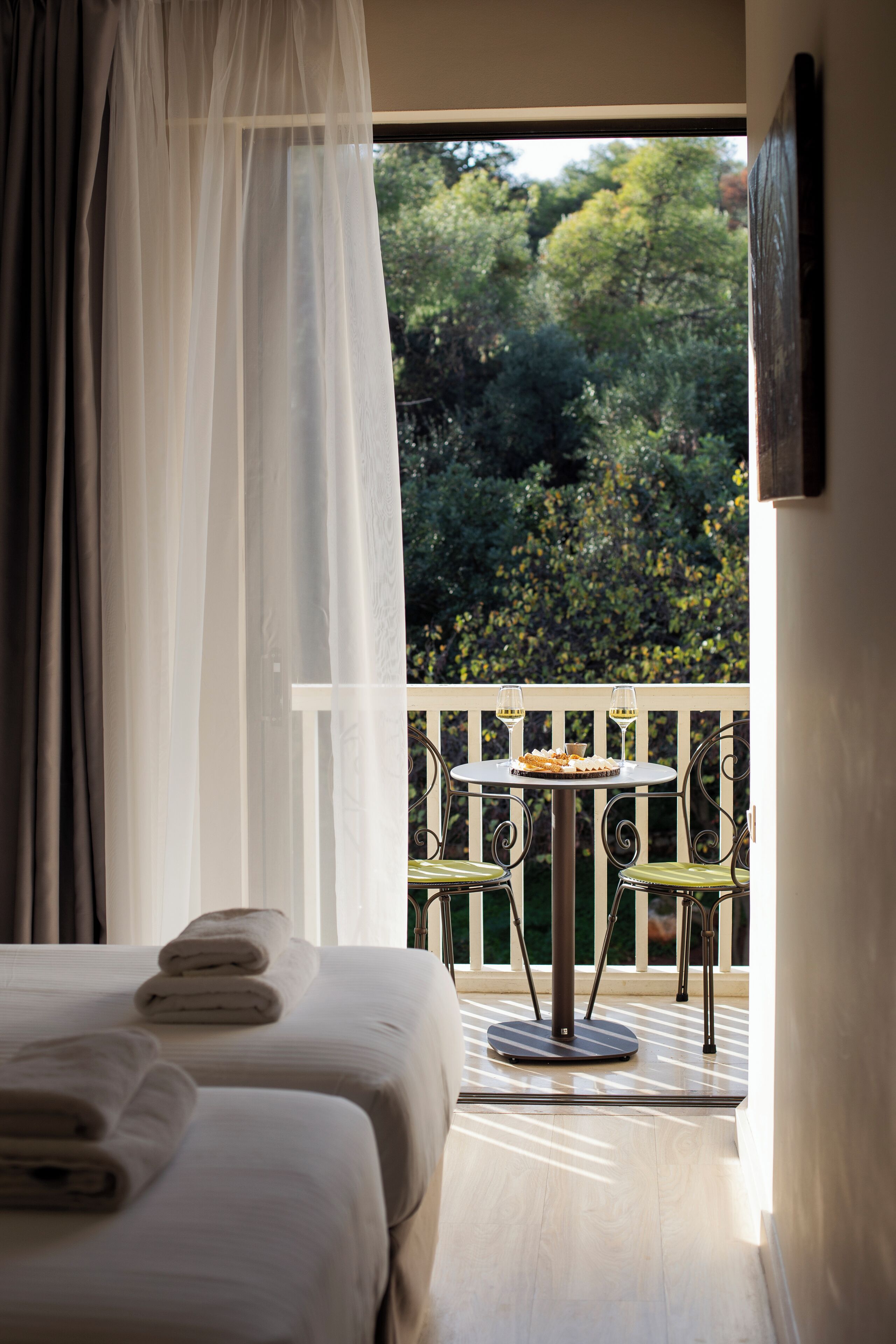 standard double or twin room | in-room safe, desk, blackout curtains, iron/ironing board