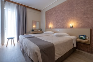Tomannsrom (Balcony with Acropolis View) | Safe på rommet, skrivebord, blendingsgardiner og strykejern/-brett