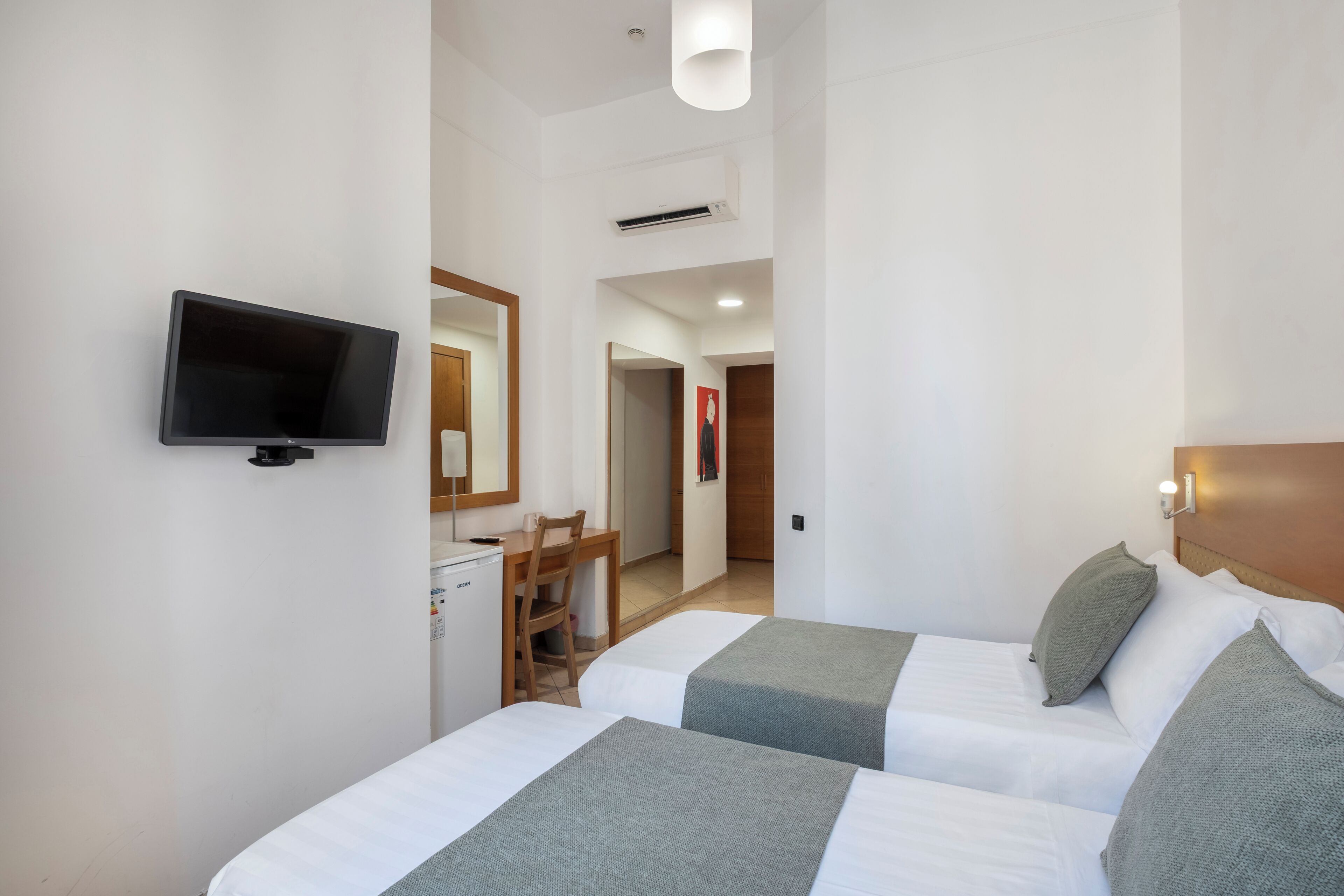Habitación estándar con 1 cama matrimonial o 2 individuales | Edredón, minibar, caja de seguridad en la habitación y escritorio 