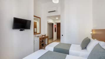 Habitación estándar con 1 cama matrimonial o 2 individuales | Edredón, minibar, caja de seguridad en la habitación y escritorio