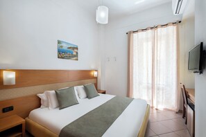 Double Room, 1 King Bed, Non Smoking | Down comforters, minibar, in-room safe, desk - Hotel Moscatello (Rome)