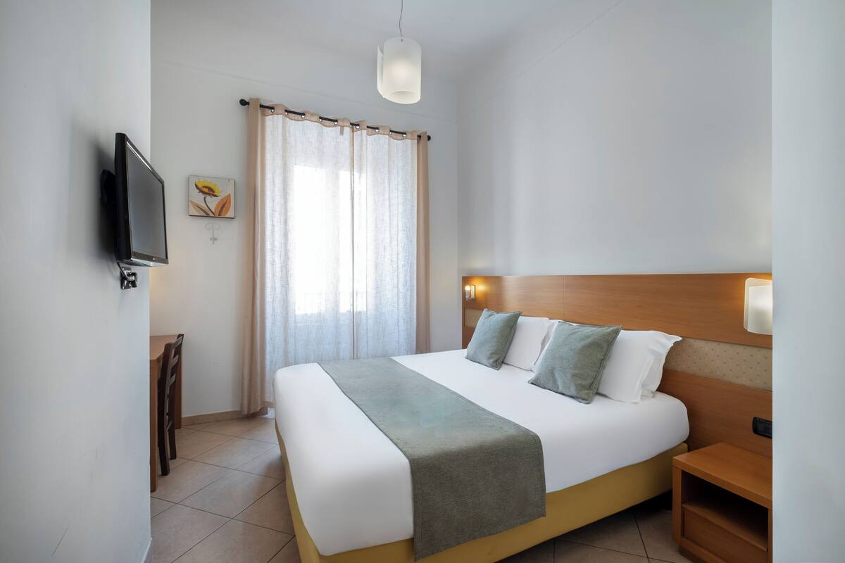 Habitación estándar con 1 cama doble o 2 individuales | Edredones de plumas, minibar, caja fuerte y escritorio