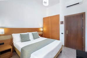 Standard Double Room Single Use | Down comforters, minibar, in-room safe, desk - Hotel Moscatello (Rome)