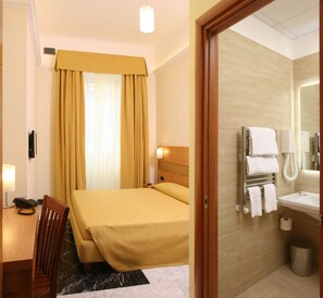 Minibar, brankas, meja kerja, dan seprai linen