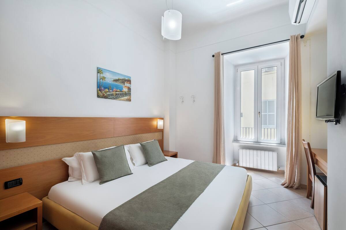 Habitación doble, 1 cama de matrimonio grande, no fumadores | Edredones de plumas, minibar, caja fuerte y escritorio