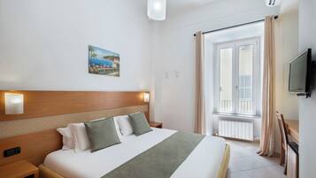Double Room, 1 Katil Raja (King), Non Smoking | Gebar bulu kapas, bar mini, peti besi dalam bilik, meja