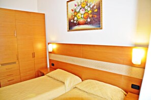 Twin Room | Minibar, in-room safe, desk, bed sheets - Hotel Moscatello (Rome)