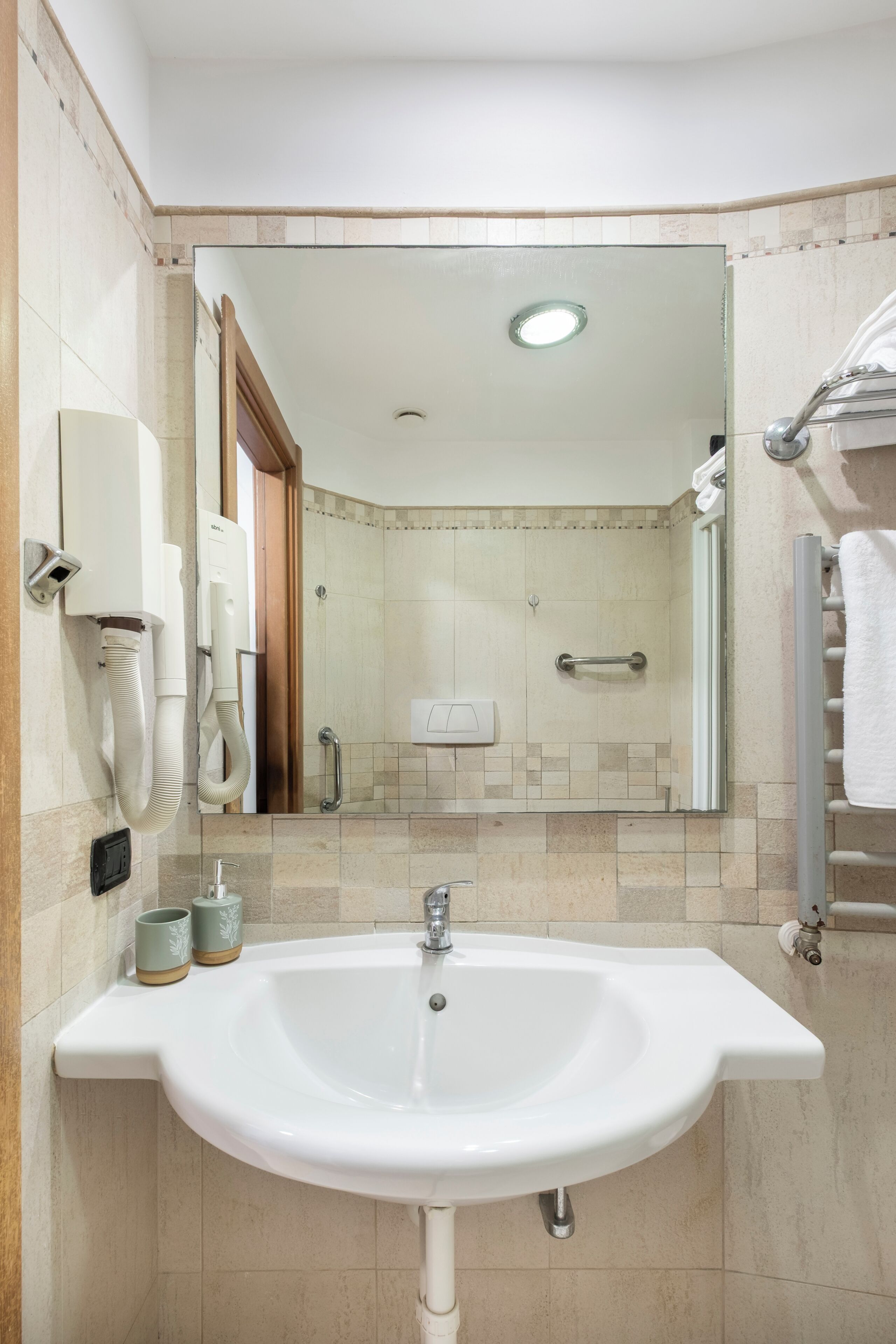 Standard Double or Twin Room | Bilik Mandi | Pancuran mandi, pengering rambut, bidet, tuala disediakan 
