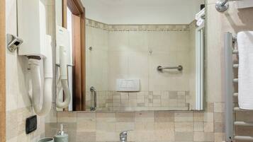 Standard Double or Twin Room | Bilik Mandi | Pancuran mandi, pengering rambut, bidet, tuala disediakan