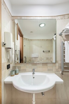 Standard Double or Twin Room | Bathroom | Shower, hair dryer, bidet, towels - Hotel Moscatello (Rome)