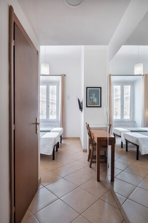 Habitación estándar con 1 cama doble o 2 individuales | Edredones de plumas, minibar, caja fuerte y escritorio