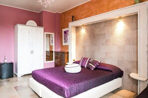 Habitación triple | Minibar, caja de seguridad en la habitación, escritorio y wifi gratis 