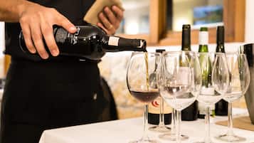 Se sirven cenas y mariscos; con mesas al aire libre