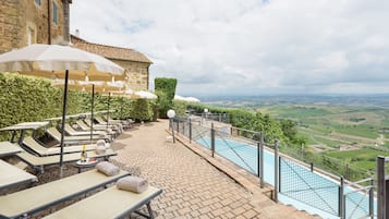 Piscine extérieure, chaises longues