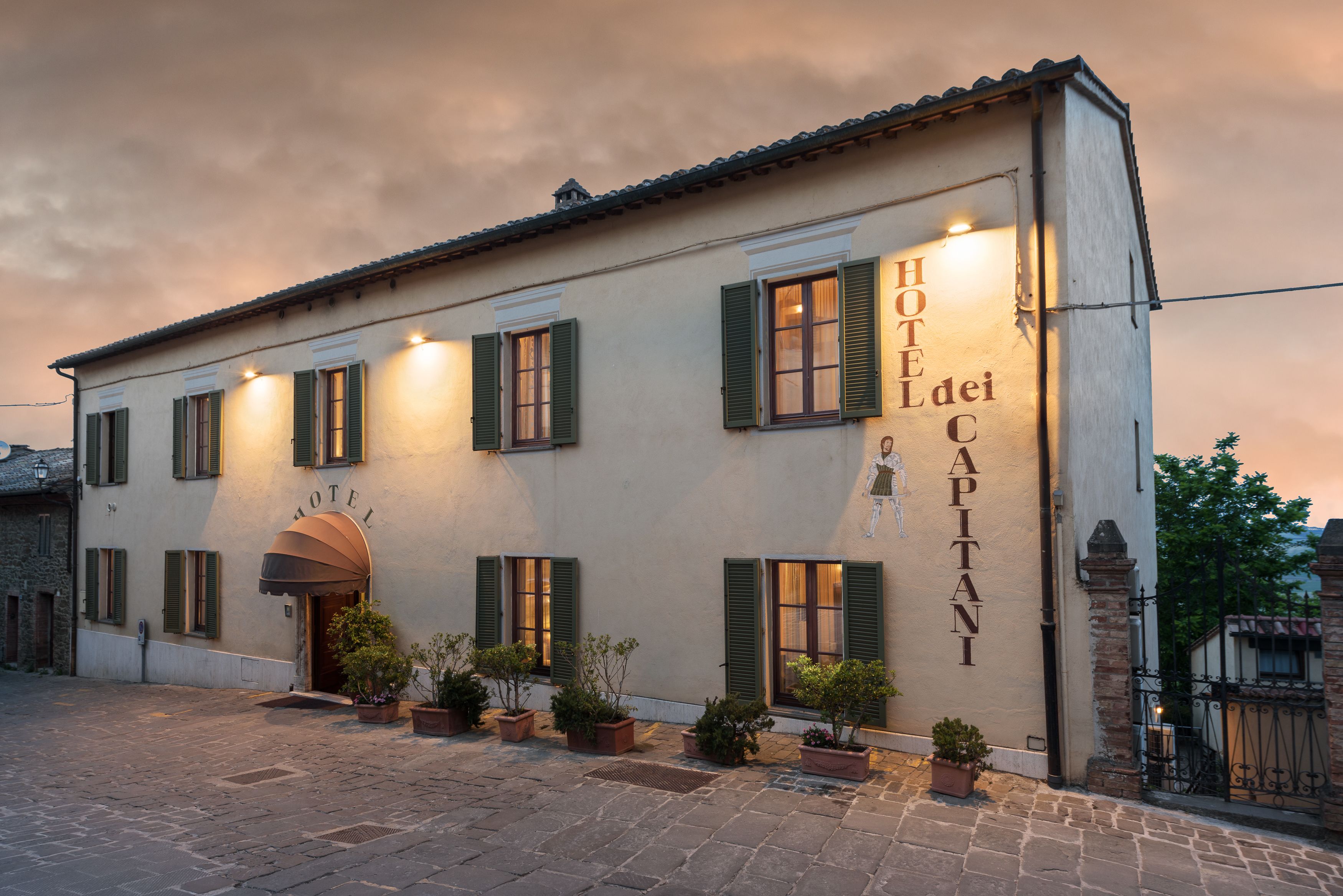 Facciata della struttura - sera/notte