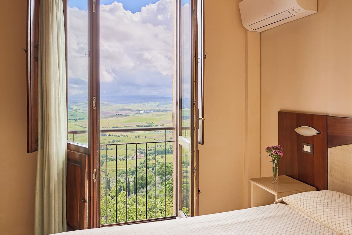 superior double or twin room | minibar, in-room safe, desk, free wifi