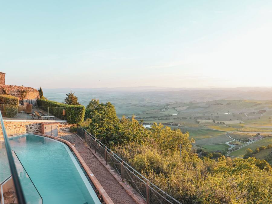 Piscina a l'aire lliure i gandules