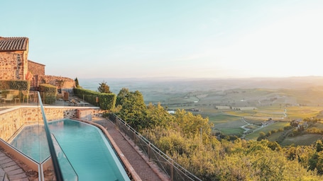Outdoor pool, pool loungers. Hotel Dei Capitani