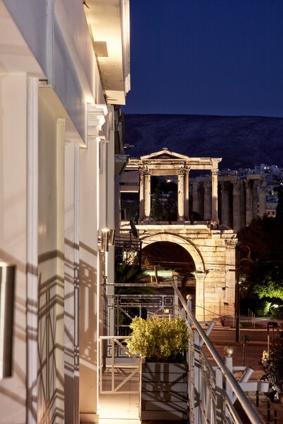 AVA Hotel & Suites