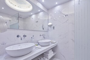 Suite ejecutiva, 1 habitación, vistas a la ciudad | Baño | Artículos de higiene personal gratuitos, secador de pelo y albornoces