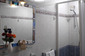 Shower, hair dryer, towels - B&B Dante e Beatrice (Florence)
