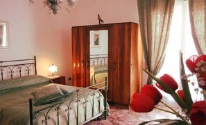 Habitación cuádruple, balcón, vista al jardín | Sábanas italianas Frette, edredón y camas con pillow-top