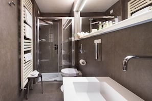 Rainfall showerhead, hair dryer, bidet, towels - La Cisterna (San Gimignano)