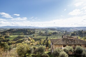 Valley view - La Cisterna (San Gimignano)