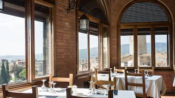 Petit déjeuner et déjeuner servis sur place, restauration en plein air
