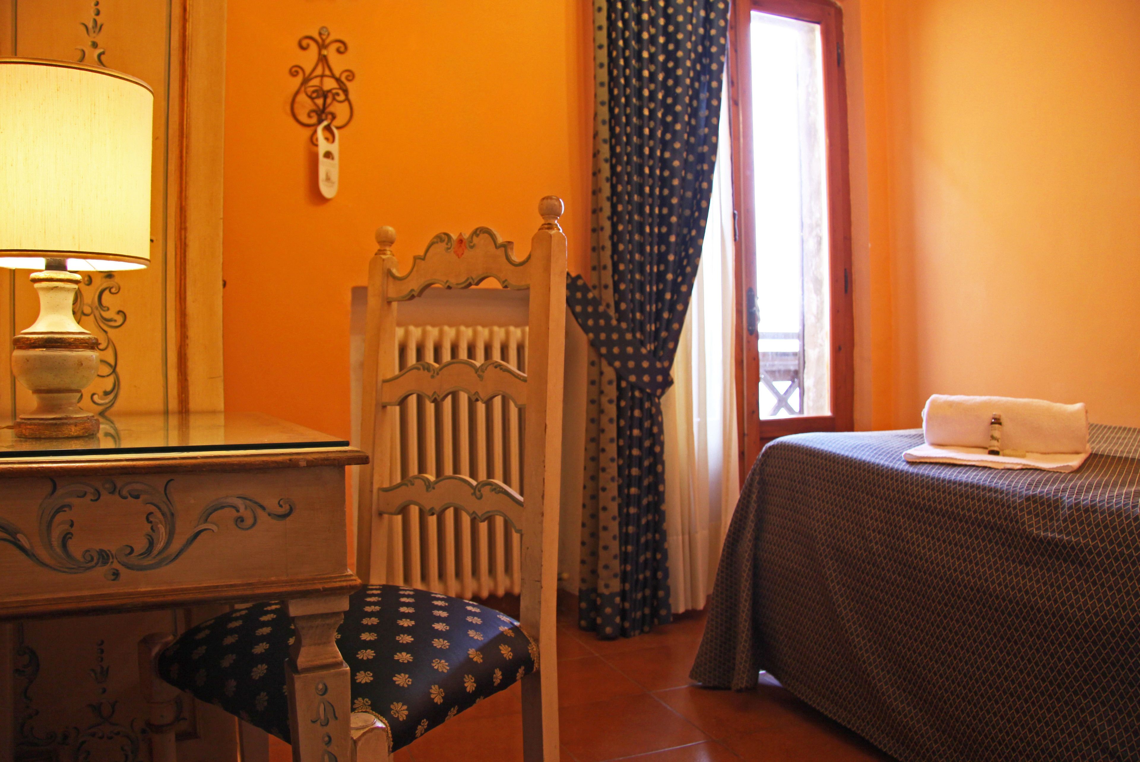 single room no view | down duvets, in-room safe, desk, laptop workspace