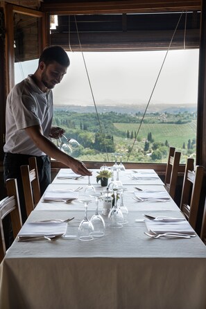 Ontbijt, serveert lunch, diner, regionale gerechten, openlucht dineren 