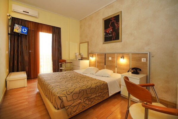 Cofres nos quartos, escrivaninha, cortinas blackout