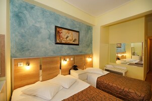 Τρίκλινο Δωμάτιο (1 double bed  & 1 single bed) | Χρηματοκιβώτιο στο δωμάτιο, γραφείο, κουρτίνες συσκότισης, ηχομόνωση 