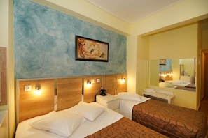 Quarto triplo (1 double bed & 1 single bed) | Cofres nos quartos, escrivaninha, cortinas blackout