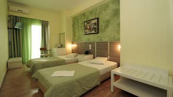 Habitación con 2 camas individuales | Caja de seguridad en la habitación, escritorio y cortinas blackout