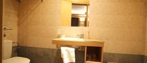 Ein Badezimmer mit Toilette, Waschbecken und Badewanne.