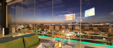 Breakfast, lunch and dinner served