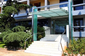 Mặt tiền nơi lưu trú