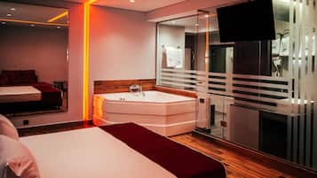 Minibar, coffres-forts dans les chambres, bureau
