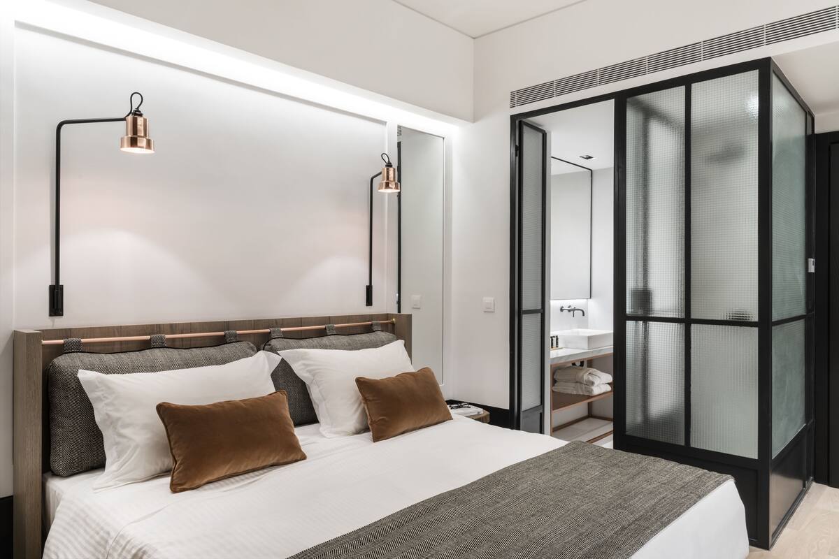 أغطية فراش متميزة وأسرّة بطبقة علوية مريحة وميني بار وخزنة داخل الغرفة