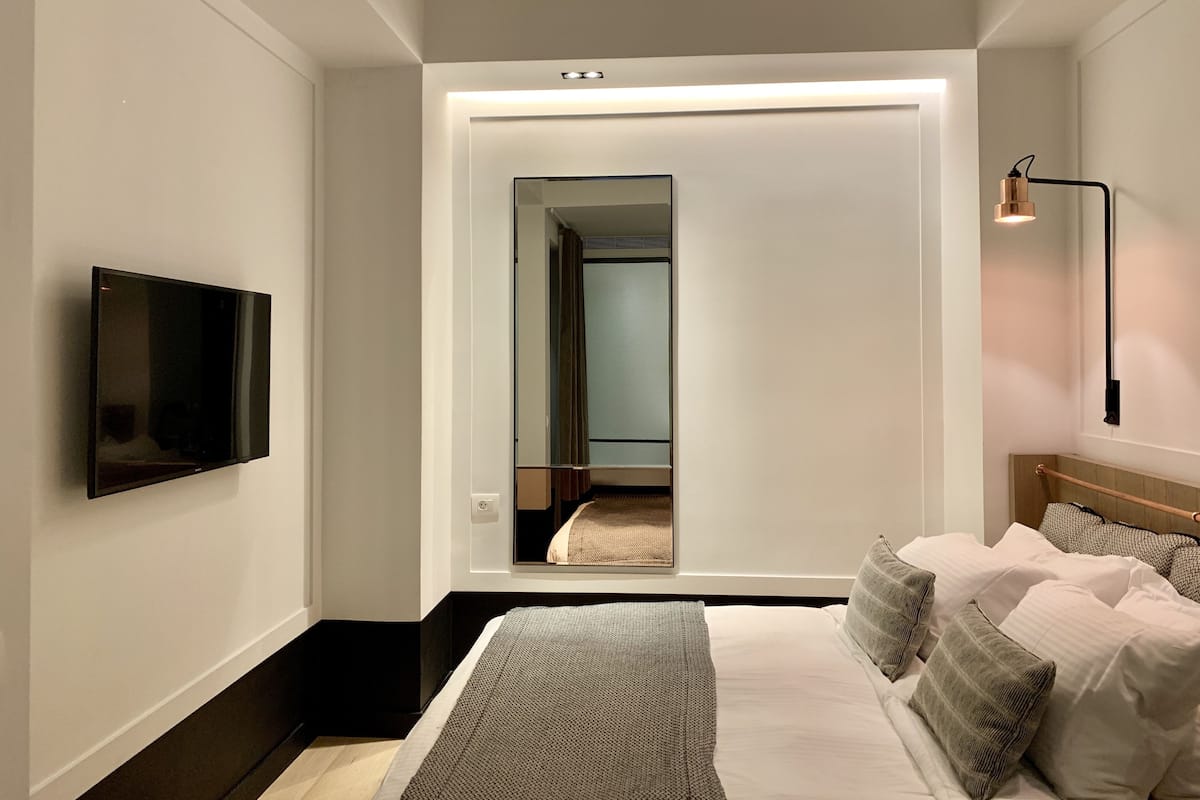 Ropa de cama de alta calidad, colchones con pillow-top y minibar