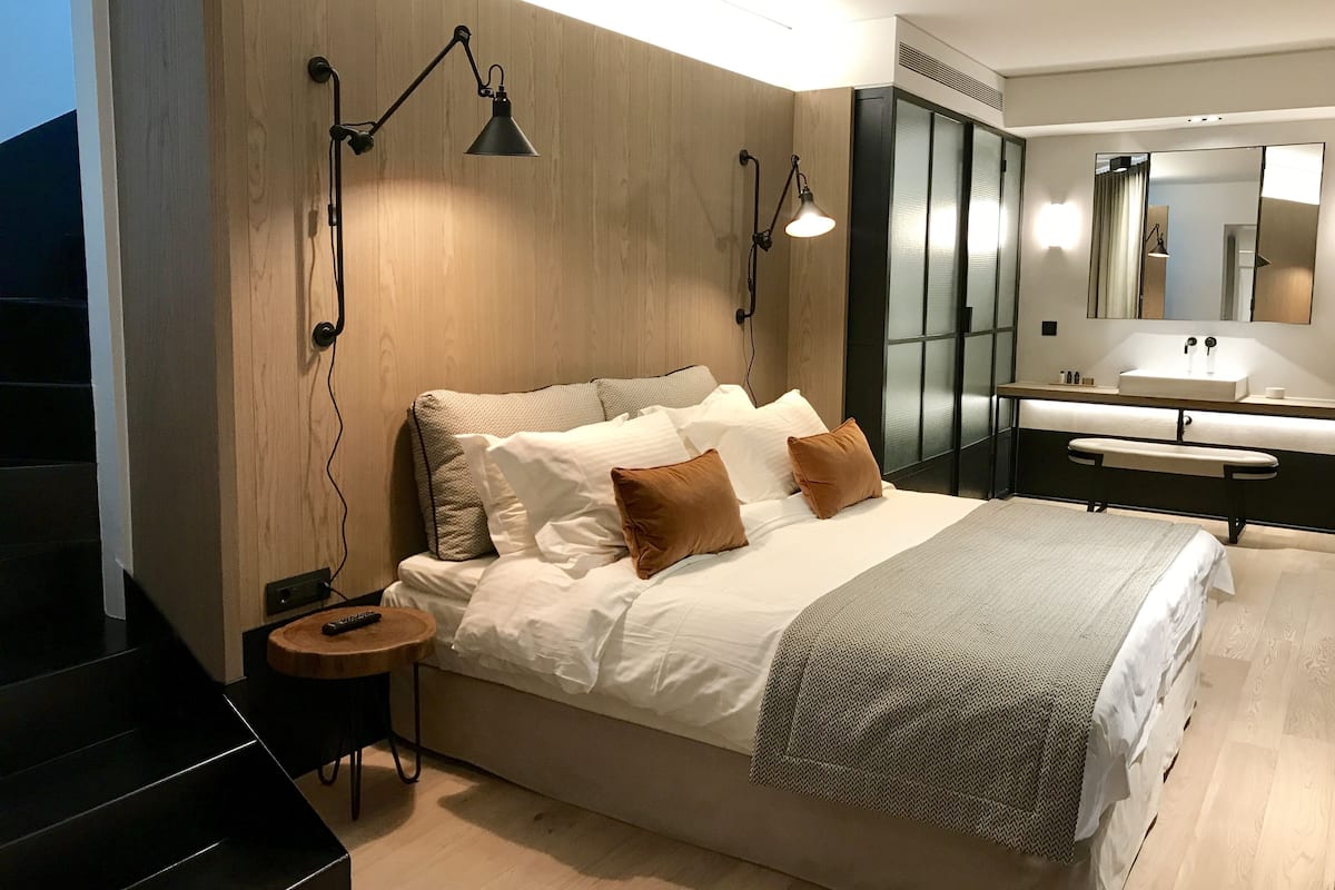 Ropa de cama de alta calidad, colchones con pillow-top y minibar